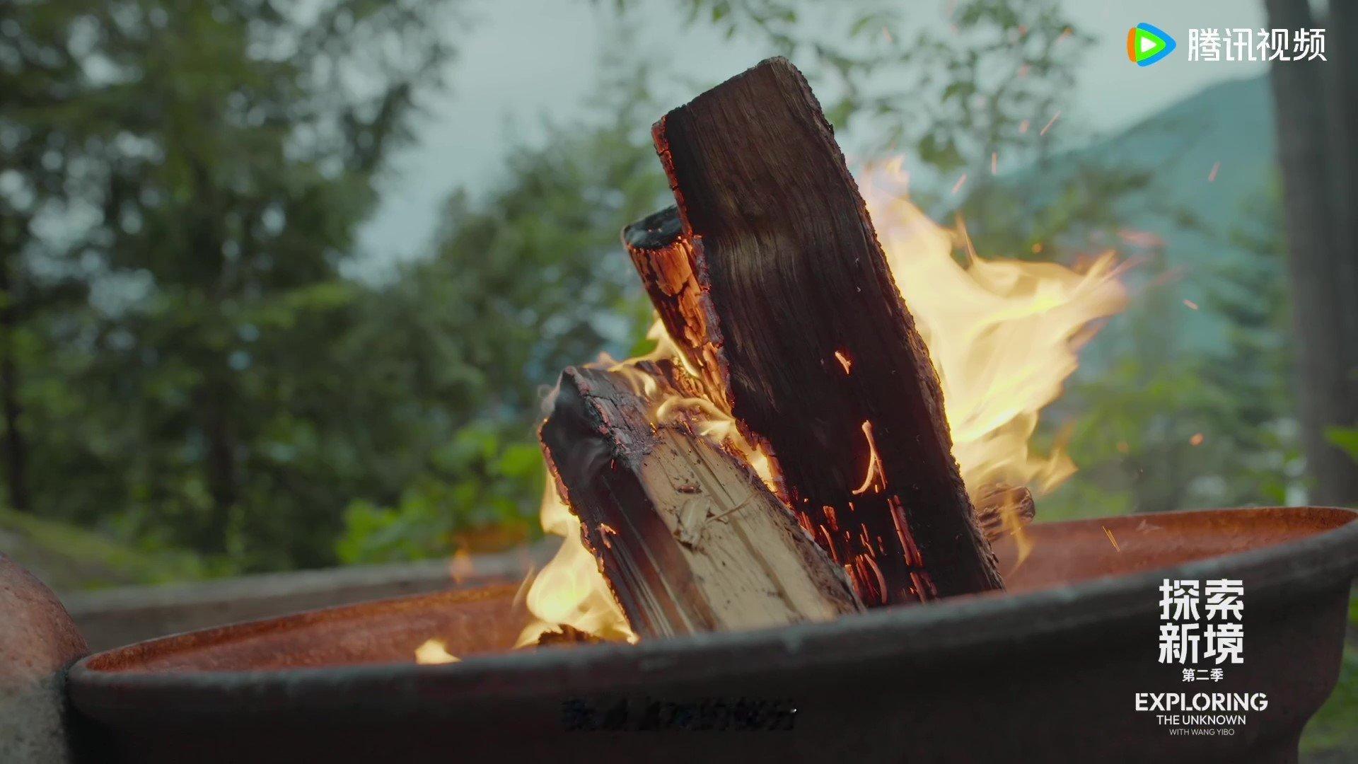 王一博户外也要搞抽象谁懂王一博的户外反差！攀岩超专注，休息时秒变整活达人，中二打