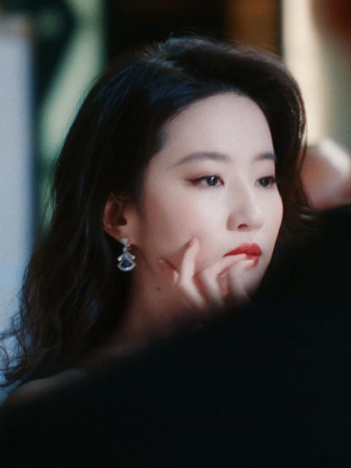 刘亦菲女王级别刘亦菲摇曳的红玫瑰刘亦菲这红裙子好适合她，妥妥的就是一只红玫瑰，明