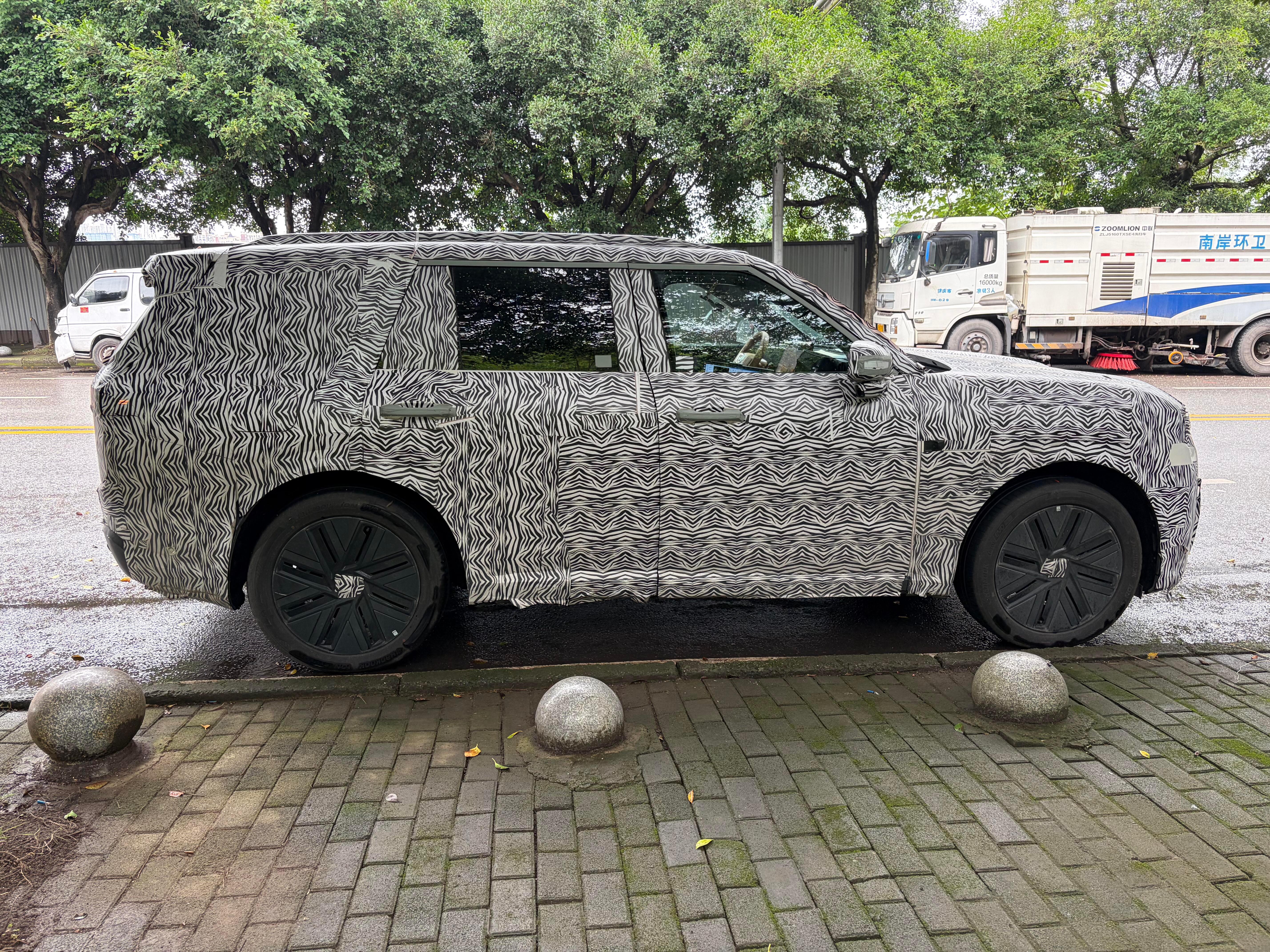 福特的新能源SUV，听说是长安增程器+52度电池+3电机 