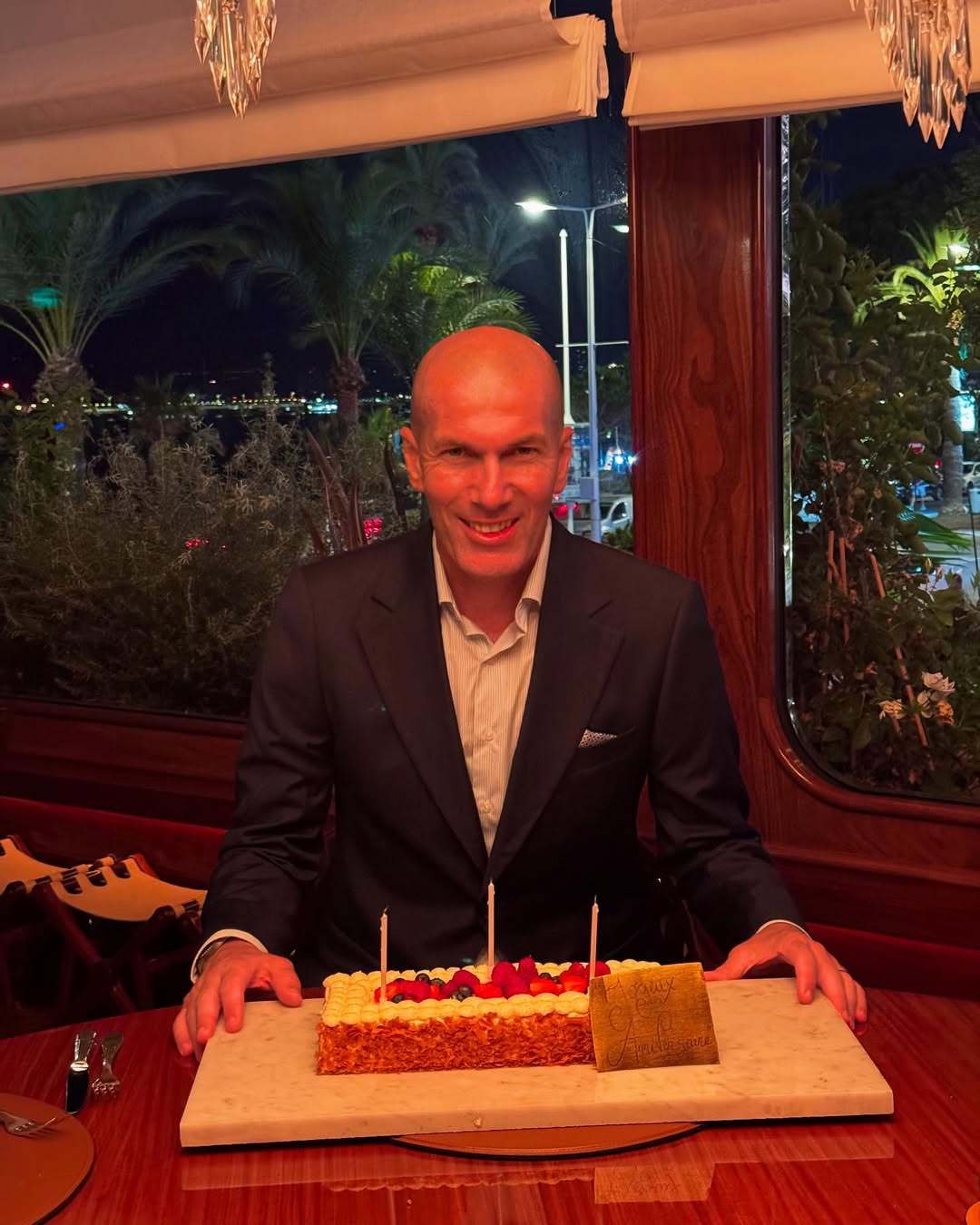 齐达内与家人一起庆生。齐达内生日快乐halamadrid ​​​