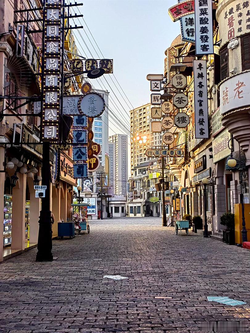 影视行业内容审美大于男帅女美逛横店片场时常有感触，好的作品愿意放下完美滤镜，接纳