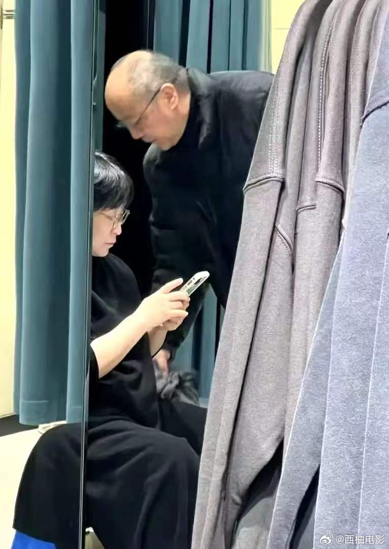 疑似窦唯新恋情偶遇窦唯和一女子逛商场偶遇窦唯与女子同逛商场，一身休闲装扮低调随性