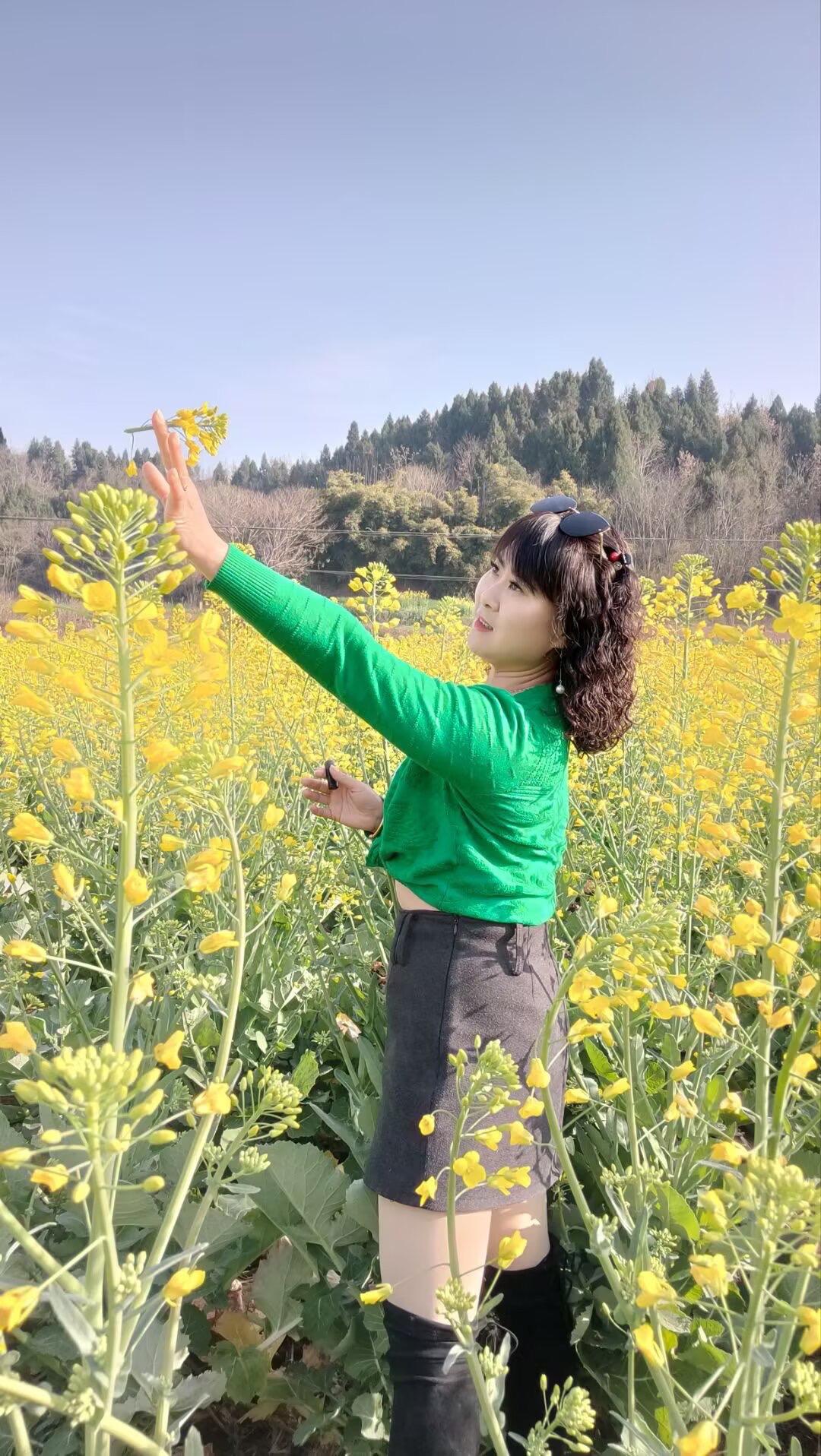 这个季节，没有别的心思，一有时间，就想粘花惹草