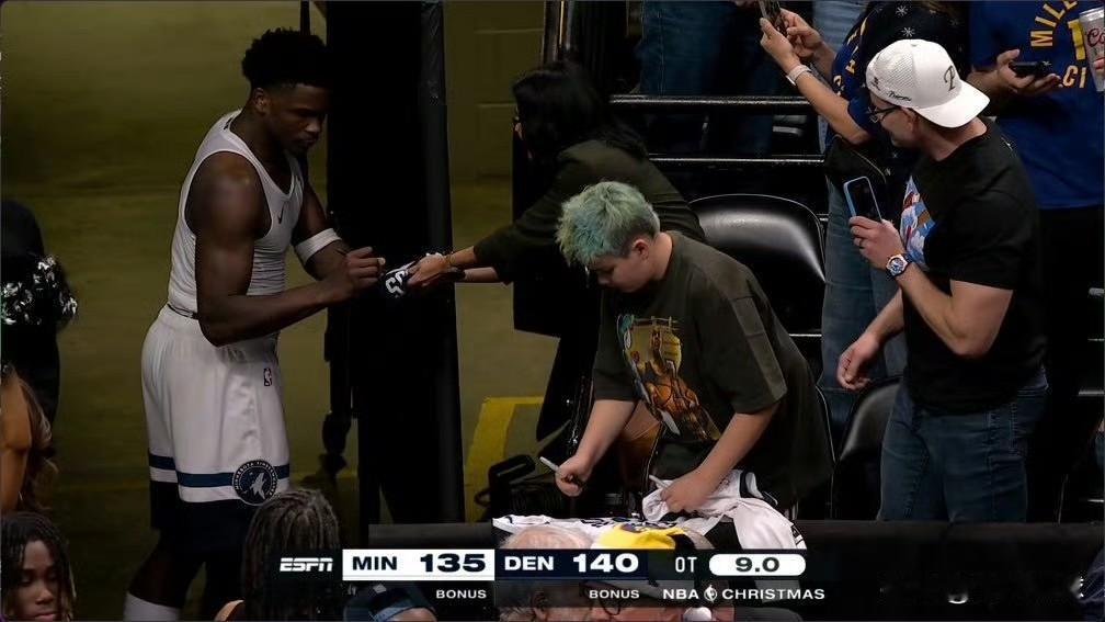 爱德华兹暖心一幕！

今天森林狼队客场对阵掘金队的加时赛最后时刻，当家球星爱德华