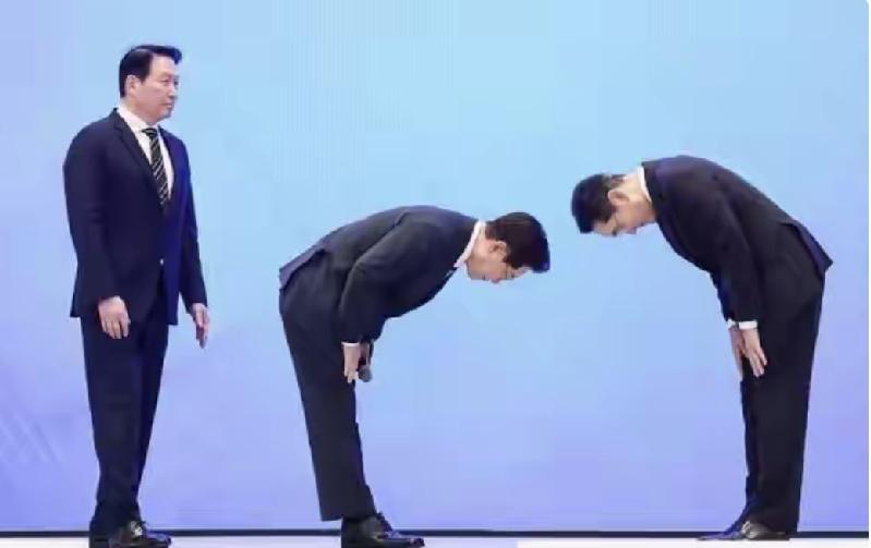 李在明深度鞠躬的画面，整体很有艺术性。
从侧面也看出来，李在明的身板硬朗、腰肢柔