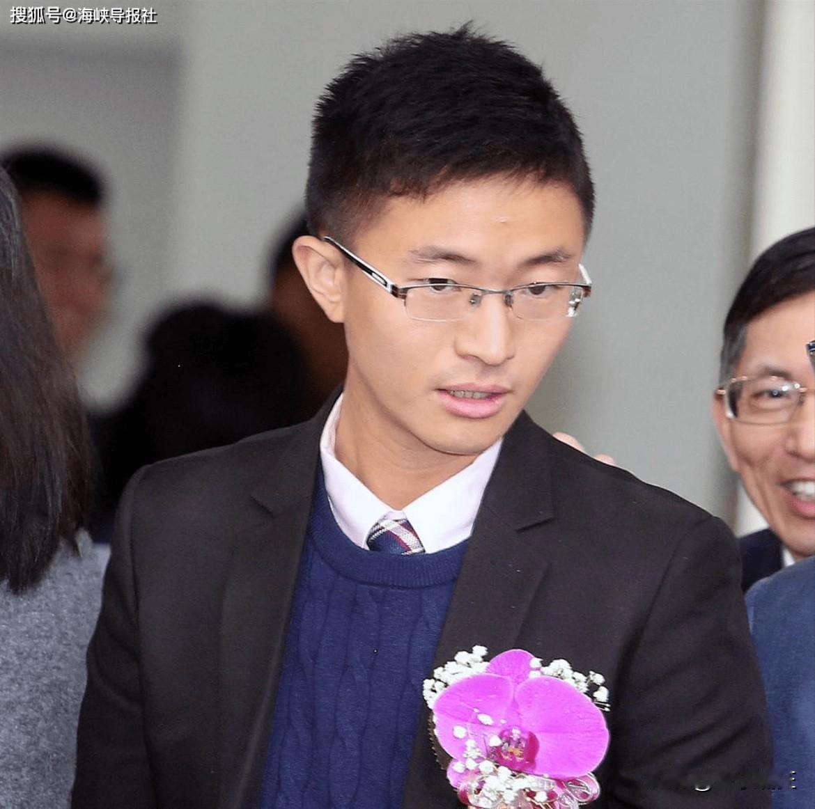 台湾新党副秘书长侯汉廷到机场迎接郑丽文返台，这才是台湾同胞应该有的样子，友友们觉