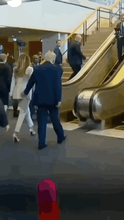 特朗普的排面还是不够大呀，这这扶梯都不给他面子。 