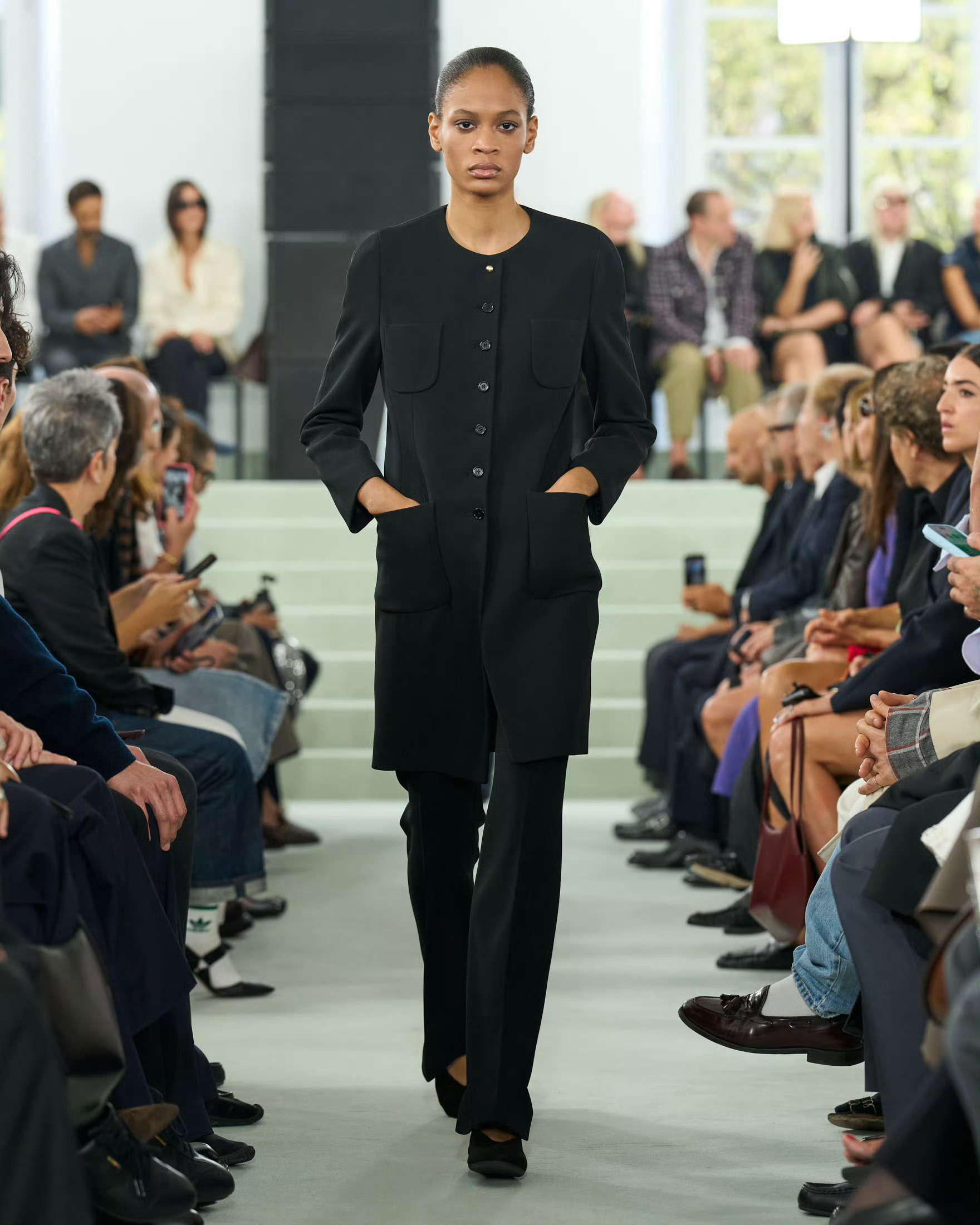 JIL SANDER 2027春夏系列发布会由创意总监 Simone Bello