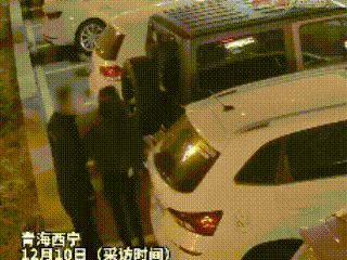 青海西宁，一对情侣在路边发生争吵，女子转身欲走，男子见状，一拳砸向路边车辆的后窗