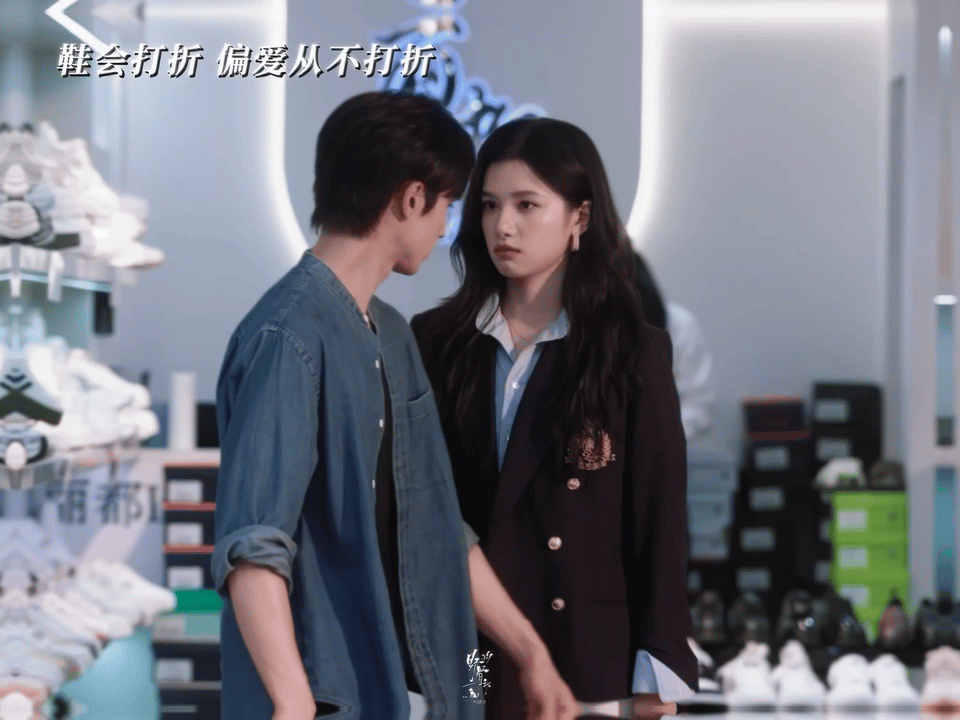 苗靖说"我将用最不废话方式帮你总结前四集"然后抛出那串家丑——妈跑了、他爸死了、
