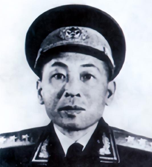 1985年，开国上将叶飞在病榻上听闻小女儿叶之枫因泄露国家机密被捕，沉默良久后，