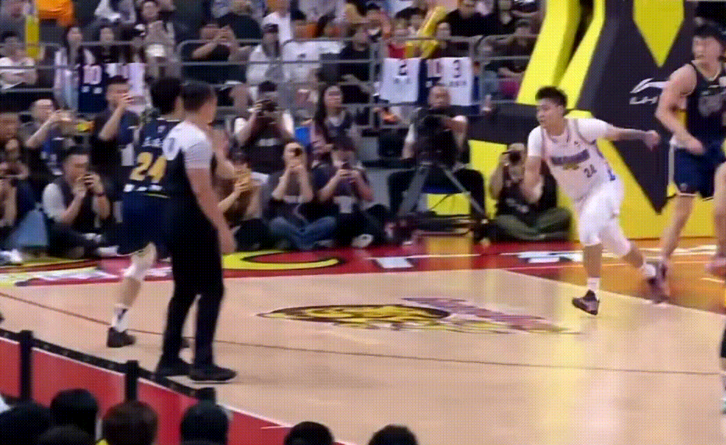 好球！崔永熙投进关键三分，大心脏啊！广东男篮vs北京男篮