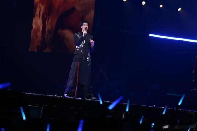 王力宏被歌迷讽刺到了 舞台上的魅力就在于这些不可预知的瞬间。一次普通的抽卡，因为