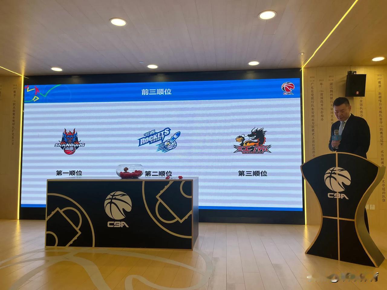 5月10日，CBA联赛举办2024年乐透抽签仪式，最终山东男篮以8%的概率抽中了