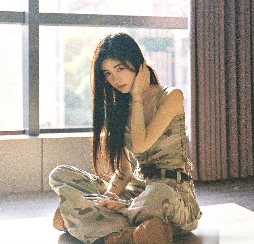 #鞠婧祎迷彩背带裤##鞠婧祎练舞花絮照#太美了[泪][泪] ​​​
