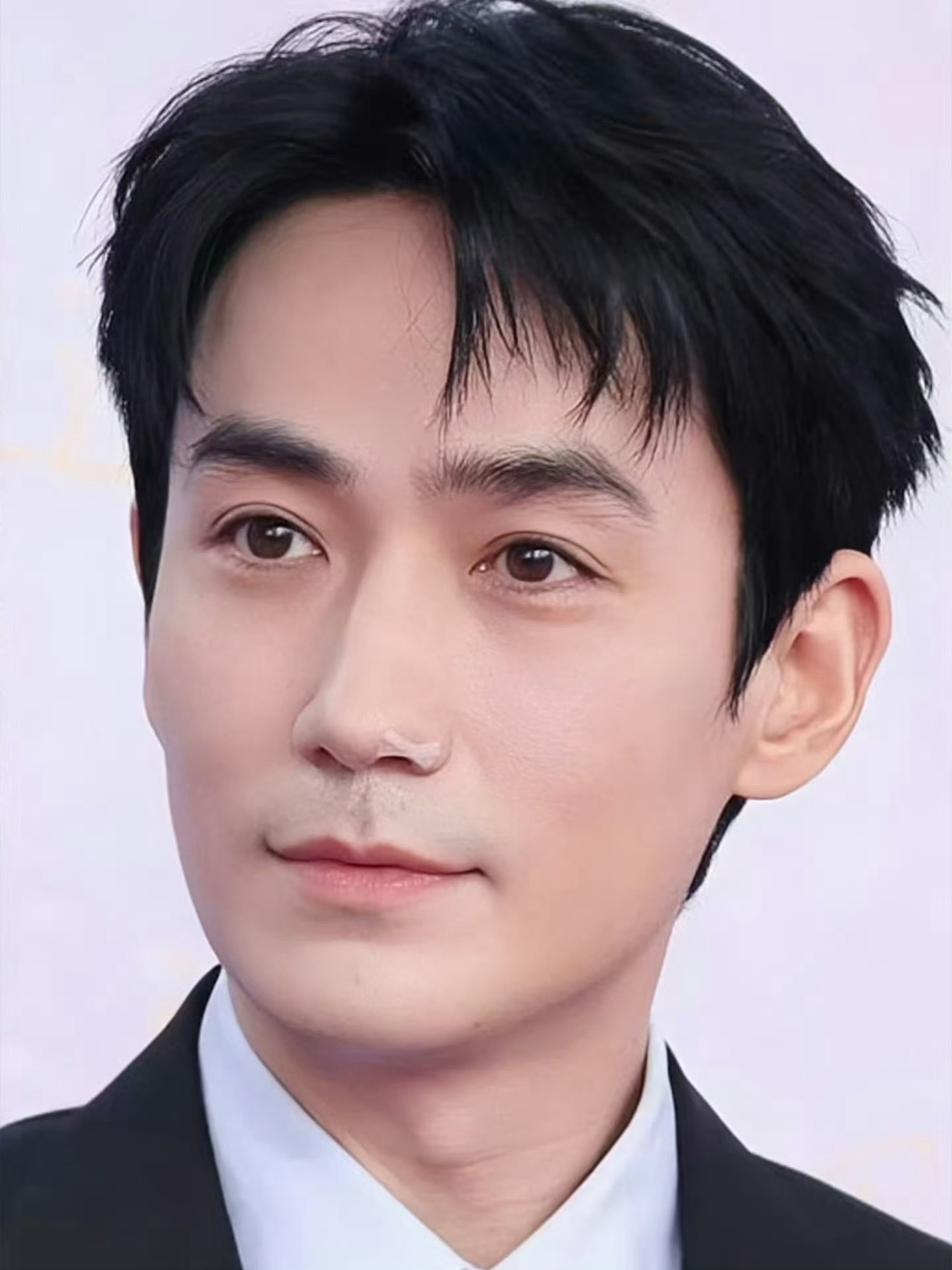 朱一龙鼻子怎么了小笼包们真的是细致入微啊，你们是用放大镜在看哥哥吗？我一开始都没