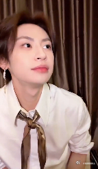 小鬼出道八周年直播 本来只是想随便看看直播，结果被小鬼的歌声圈粉了。听粉丝说他已