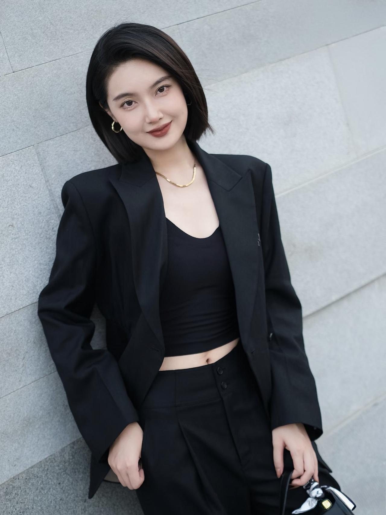 什么样的穿搭可以成为气质女神?经典的职场套装，展现出了美女干练知性大方的气质。