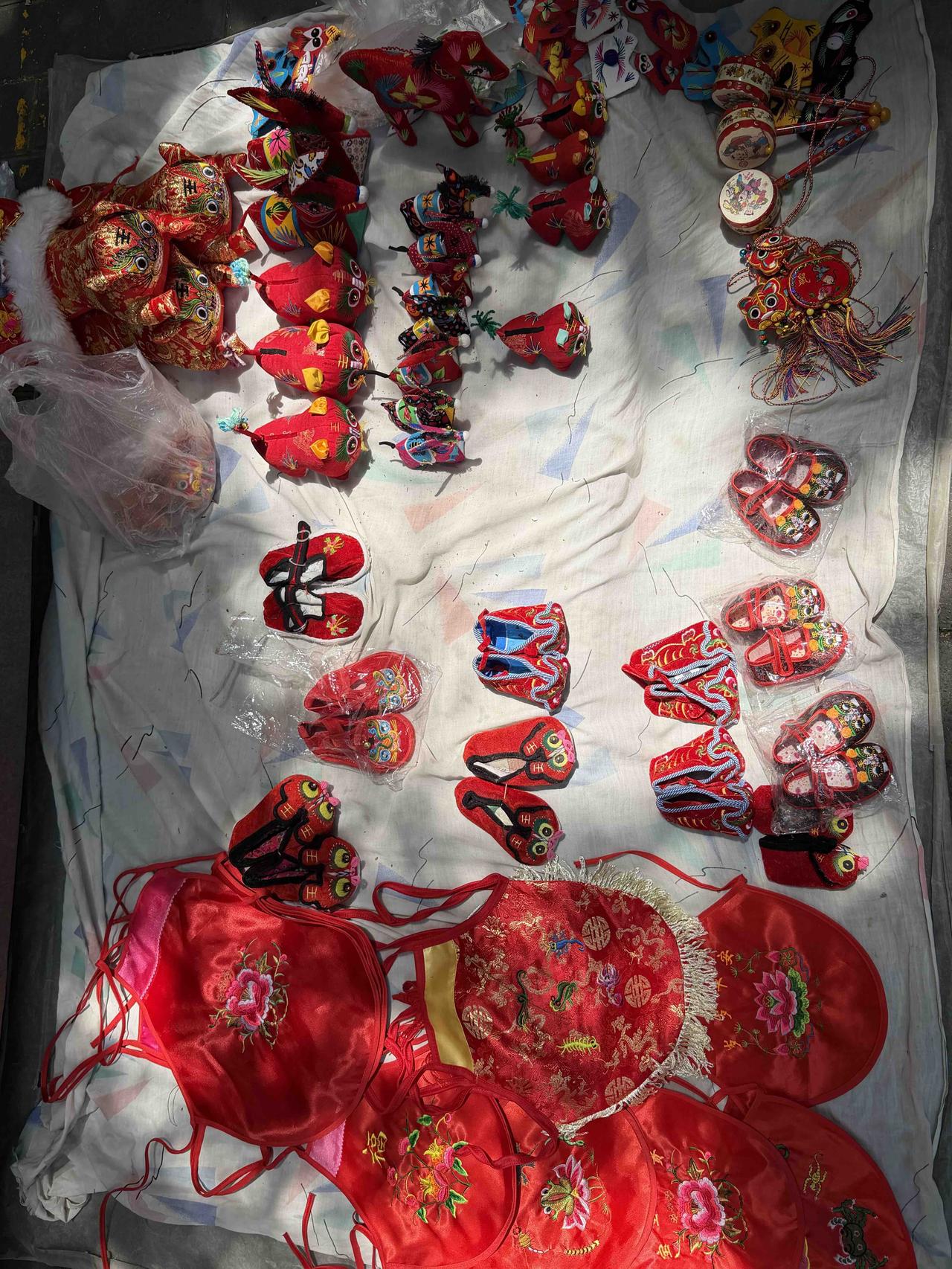 今天上午，我经过西安大皮院时，看到路边有个售卖婴幼儿手工艺用品的摊子，上面摆的有