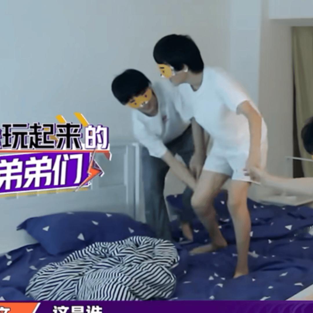 我说实话这俩人也挺神的玩个蒙眼抓人其他队友都老早断开自己找自己的这俩人要么开局先