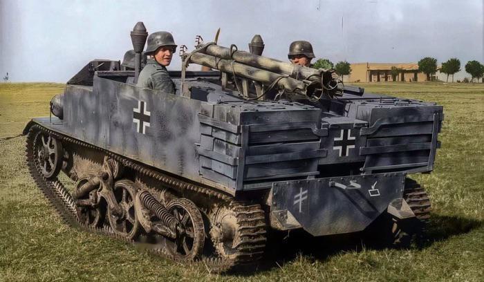 这种外形奇特的装甲运兵车其实并非德军标配，而是其缴获英国陆军的布伦运兵车。德军在