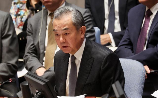 不等了，沙特主动找中国谈！日前，中国外交部长王毅和沙特外交大臣费萨尔通话，而这通