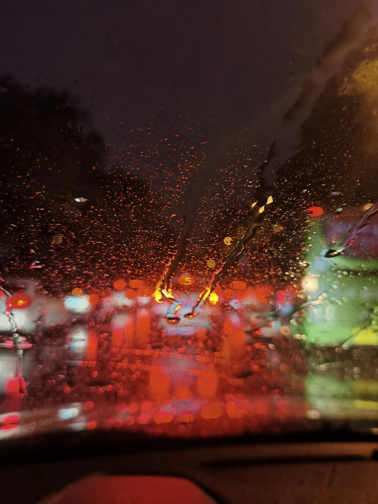 西安晚上9:20开始电闪雷鸣、大雨，真是及时雨呀，可惜10:00就暂停下雨了
