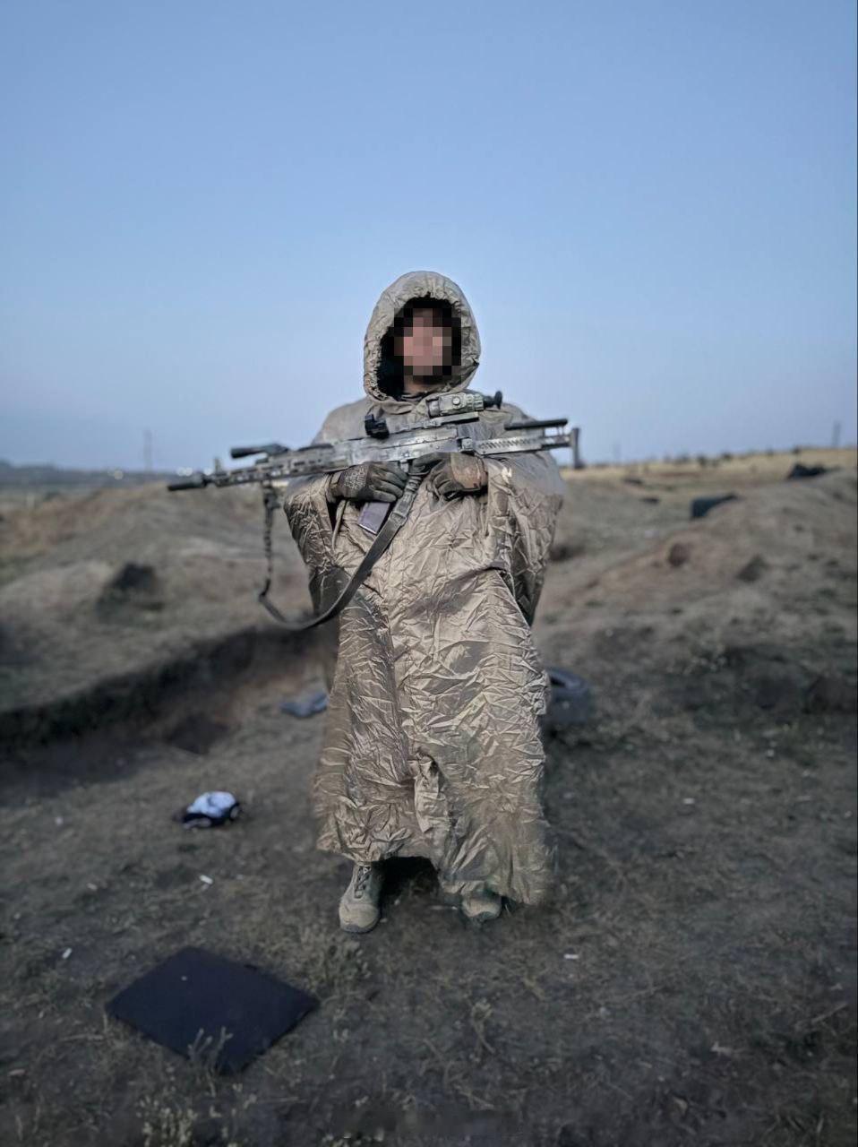身披隔热斗篷手持、带有夜视仪武器的俄军士兵。虽然乌军发布了很多使用无人机专门用于