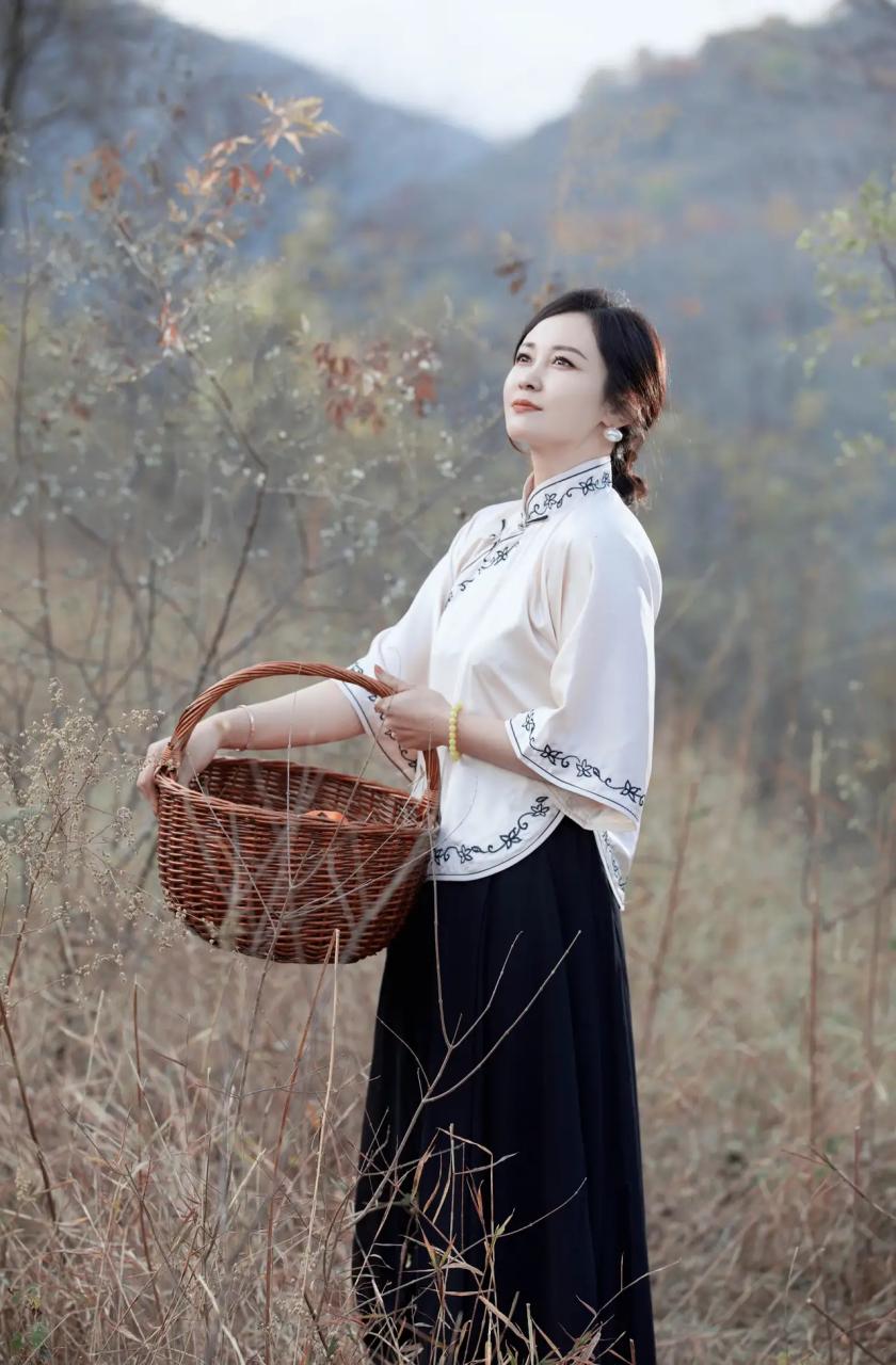 上联：瑟瑟秋风吹落叶
下联：姣姣明月照寒窗