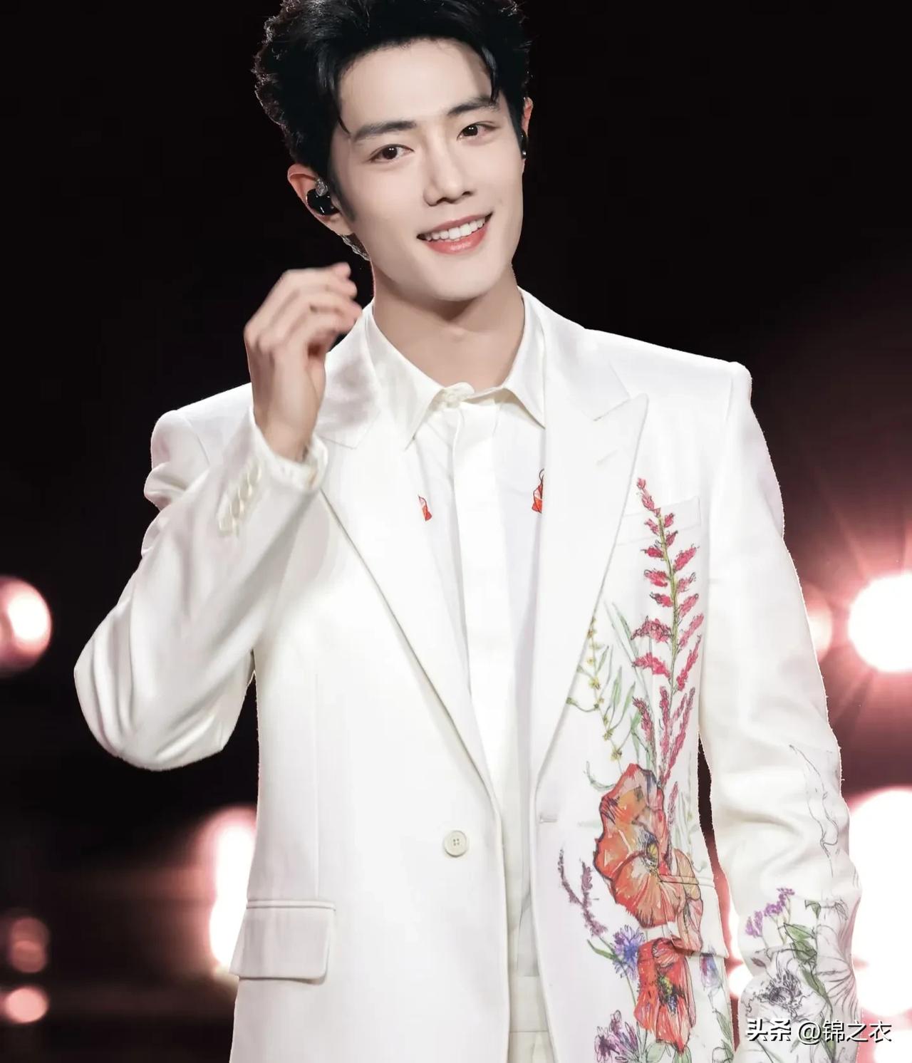 看陈情令认识喜欢肖战的，一直默默喜欢到现在，不是狂热粉丝，但肖战是我内娱唯一喜欢