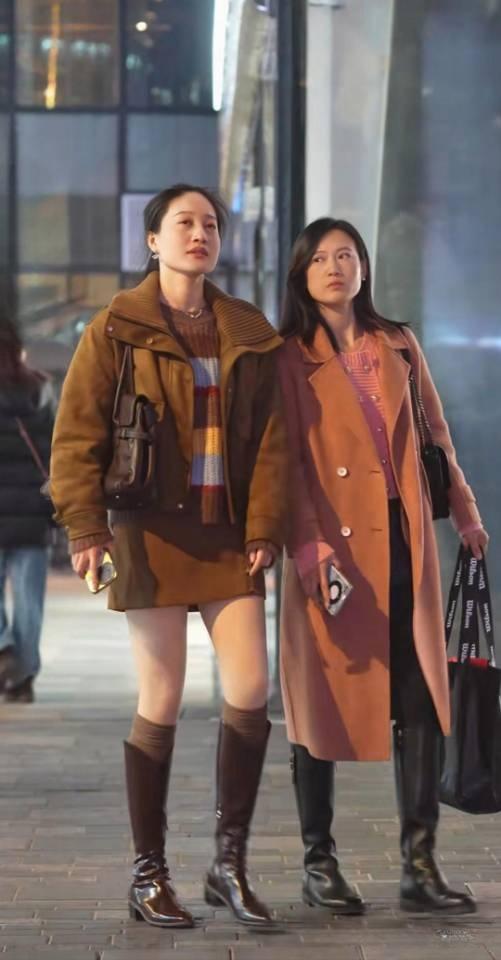 这对闺蜜的穿搭展现了时尚与个性的完美结合。既和谐又各有亮点。

左边的女士穿着一