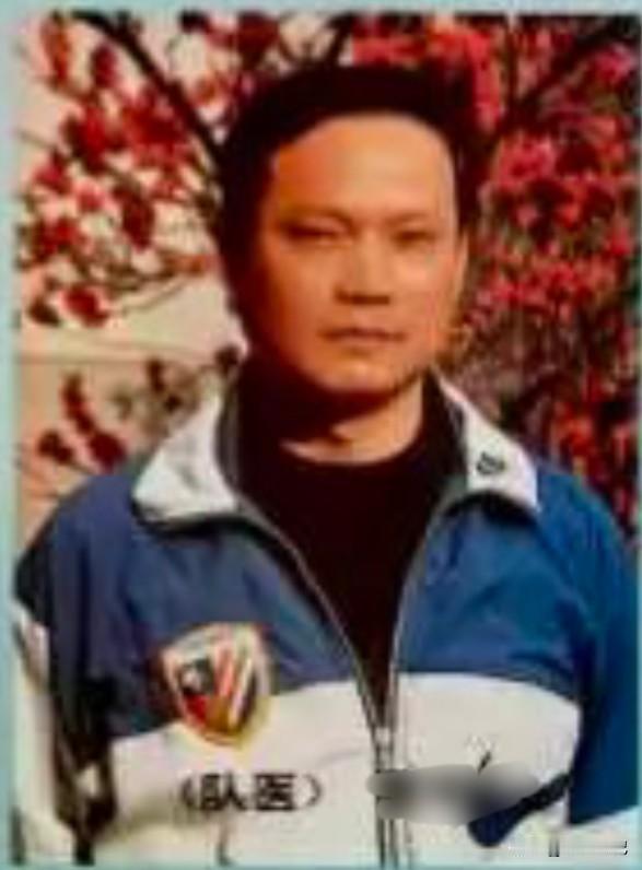 老球迷谁还认得职业化联赛申花队第一位队医？当年只有他一个人拎着药箱，发型保持28