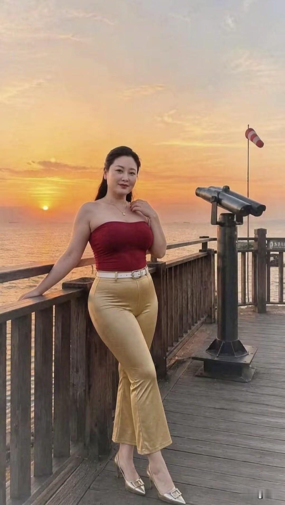 夕阳下，她靠在栏杆上，美不胜收。
