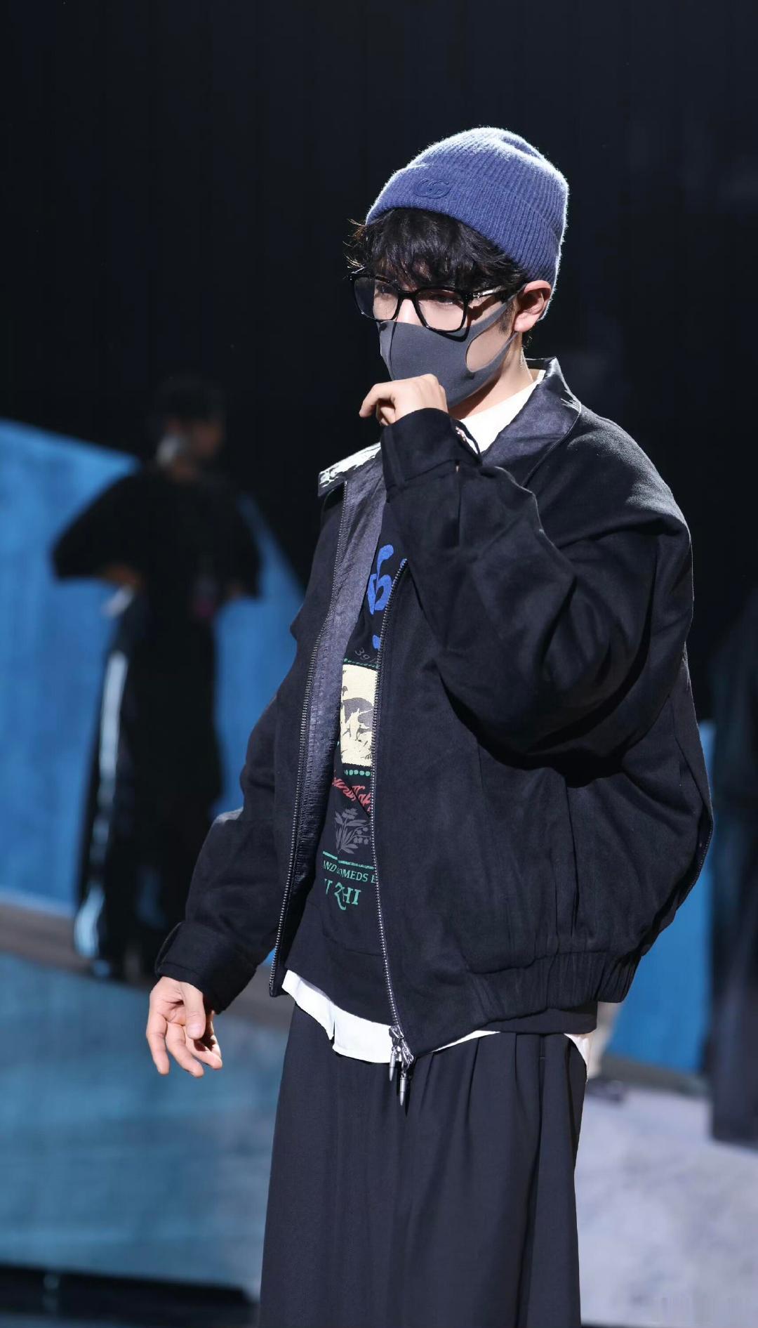 肖战东方卫视跨年彩排碎片掉落肖战今晚东方卫视跨年彩排碎片掉落，今晚舞台肯定超帅的