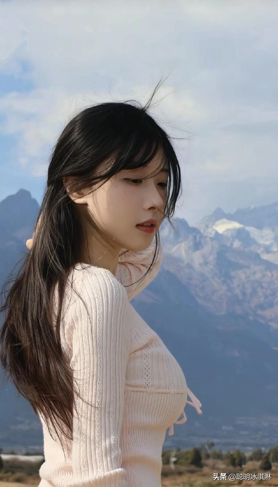 山下的温柔少女，享受宁静的美好时光。