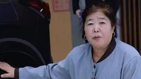 哈尔滨一雷克萨斯经销店的58岁保洁阿姨凭借东北方言拍摄的“土味说车”视频走红，成