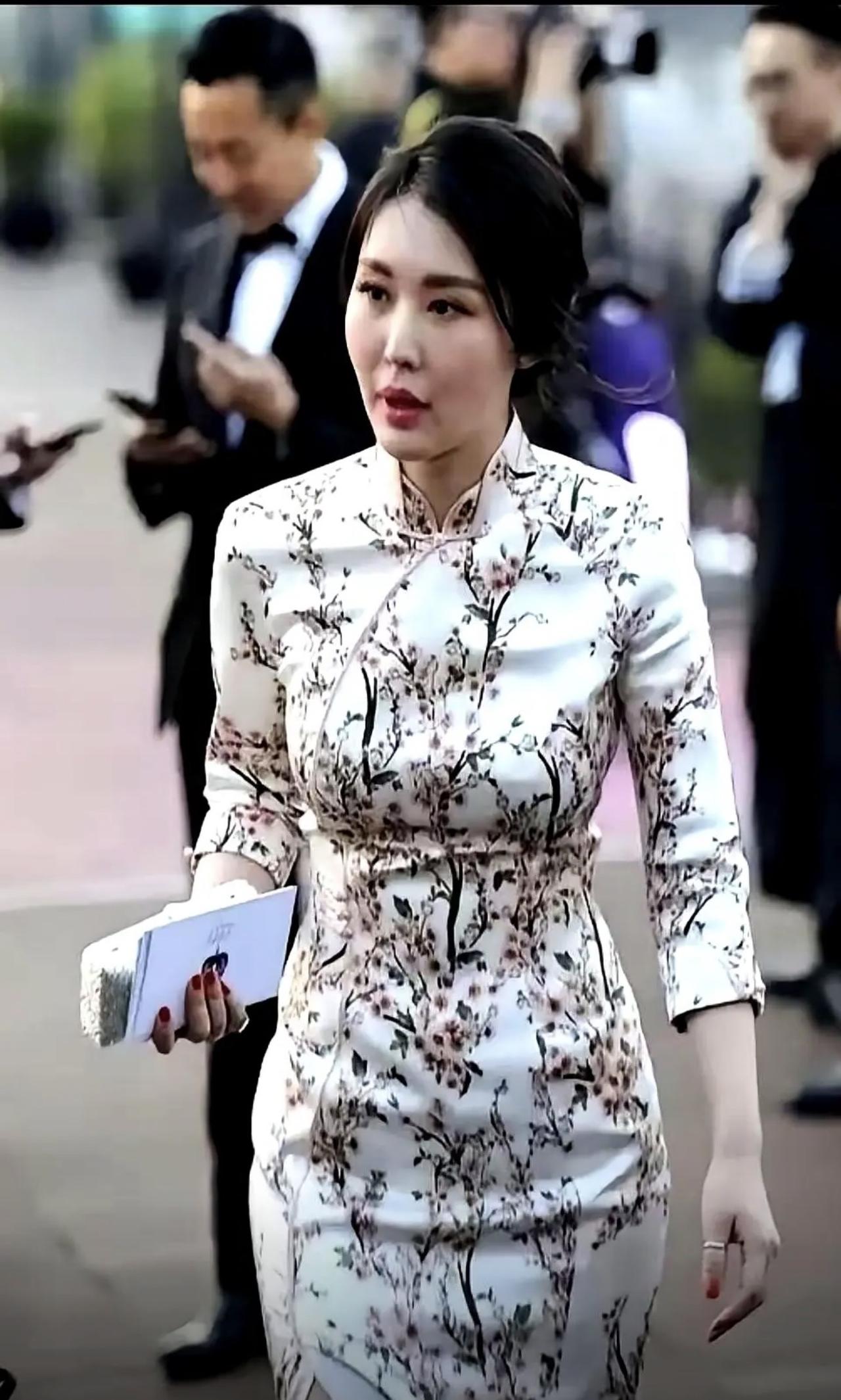 为什么“王的女人”总有人喷？说她的脸上写满了科技和狠活，会装，东哥的女人情况却好