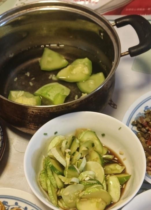 夏天的消暑美味就是自己保持原味的凉拌黄瓜，既有黄瓜🥒的清香又有香醋的酸度，下炒