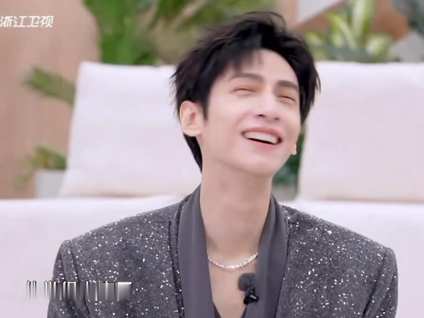 很萌啊啊啊啊啊害羞熙熙 明明就唱的很好很好