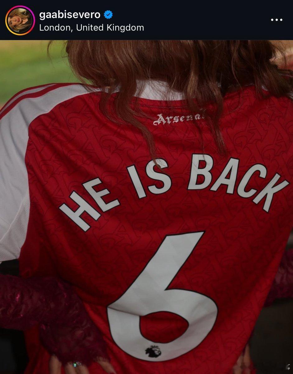 阿森纳2-1布莱顿的比赛，加布里埃尔迎来复出，他的妻子身穿特制球衣到场支持❤️?