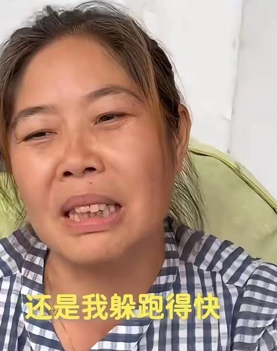 现在内心最煎熬的，当属现场这名帮工阿姨。四川这起升学宴墙体垮塌事故当中，阿姨凭借