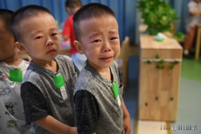 培养孩子独立需多方面着手。生活中，不同年龄段有不同要求。2 - 4岁让孩子自主吃