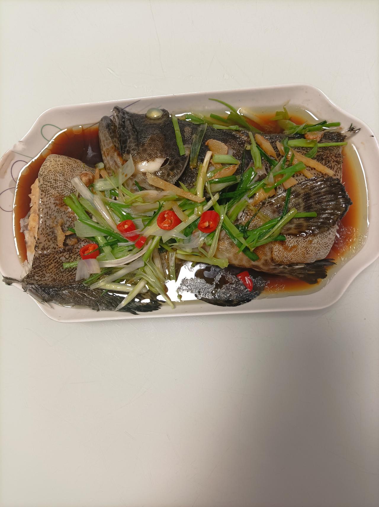 哪道菜最能代表你家的年夜饭清蒸鱼最能代表我们家的年夜饭，这鱼的寓意深远“年年有余