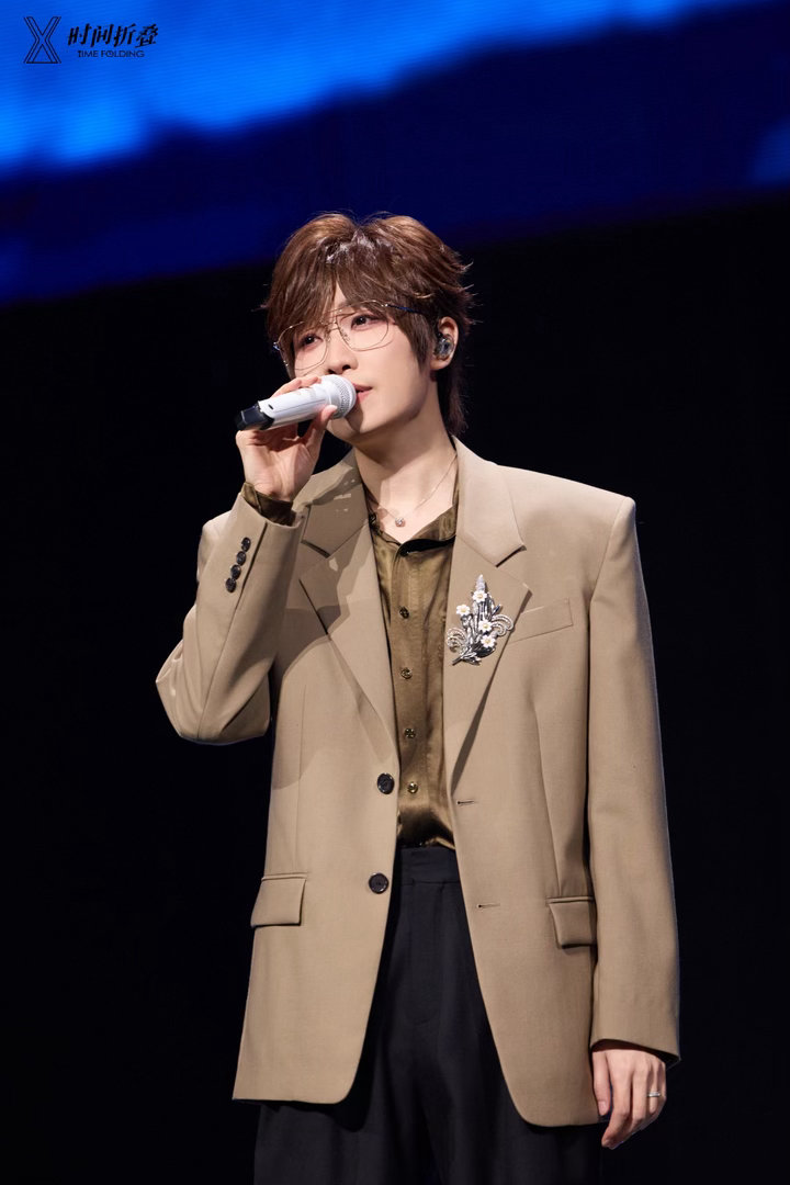 徐良团队给买错票粉丝赠票女生想看徐良演唱会，却因看错名字买成了光良的票。她把这段