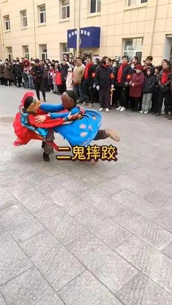 上党非遗文化二鬼摔跤：一人演两人。

在晋东南的上党大地，一到春节庙会，二鬼摔跤