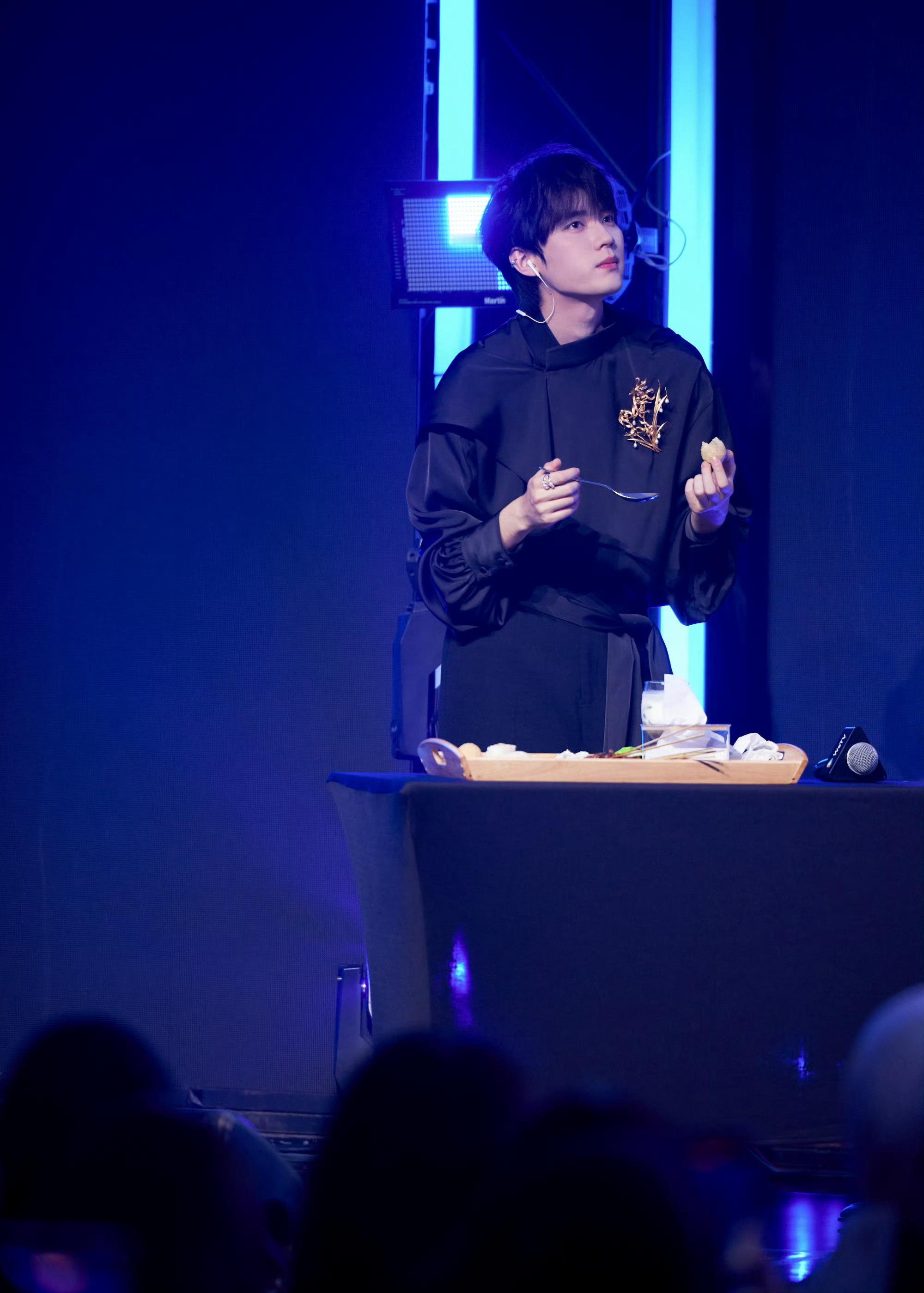 看到周翊然粉丝这么热情，也觉得很温馨，爱意满满