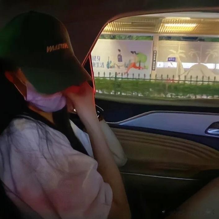 傻女人的下场

女人哭着说：我跟他在一起三年了，他一直没有跟我提过未来，每次我跟