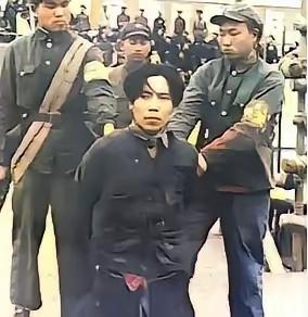 1951年1月，戴笠的儿子戴善武被五花大绑，跪在地上即将被执行死刑。被枪毙的时候