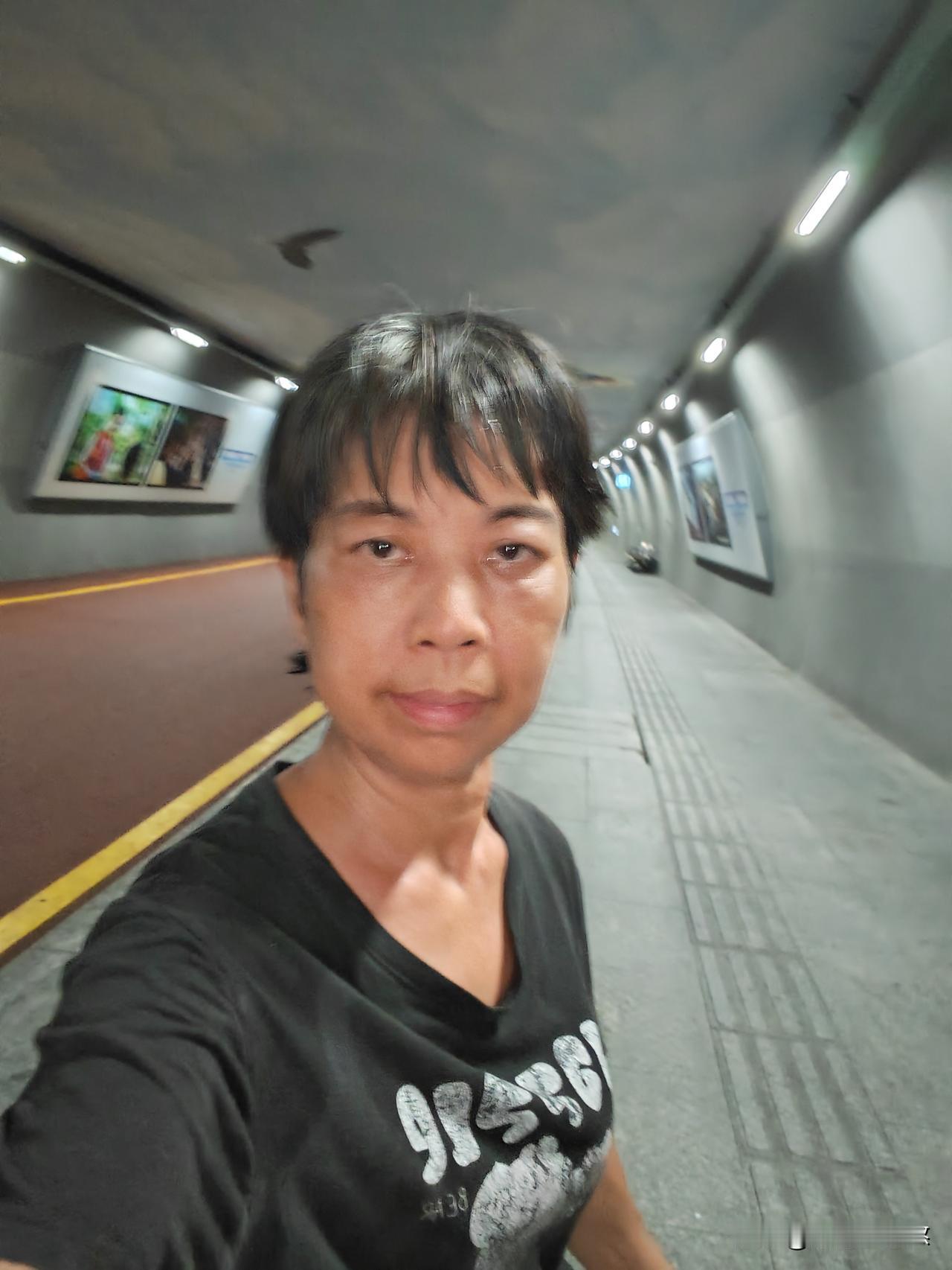 真热啊，跑了5公里，出汗排了900的水，回到家又放开喝了两三百水，这天，湿热，让