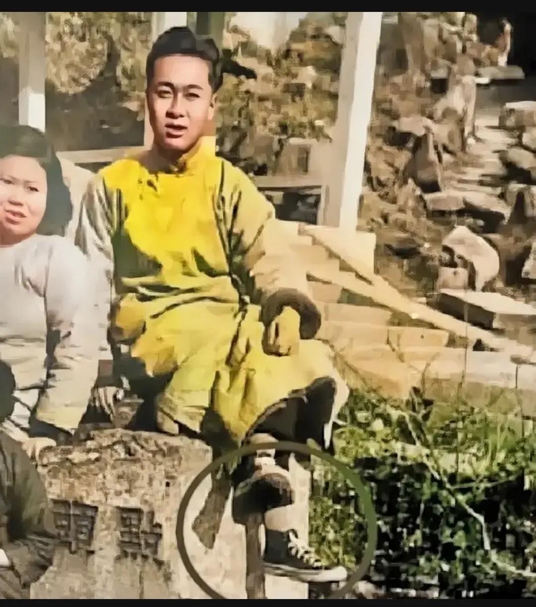 民国时期，一名穿着“匡威帆布鞋”的男子，留下了这一张照片，或许很多人以为他穿越了